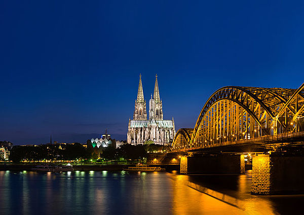 Kölner Dom und die Hohenzollernbrücke zur blauen Stunde