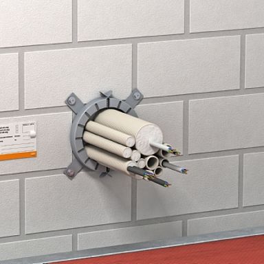 Rohrmanschette in der Wand mit Elektroinstallationsrohren mit Kabeln belegt